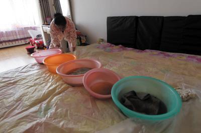 新晃楼上漏水，住户失联，小区没物管，业主维权难！律师来支招……